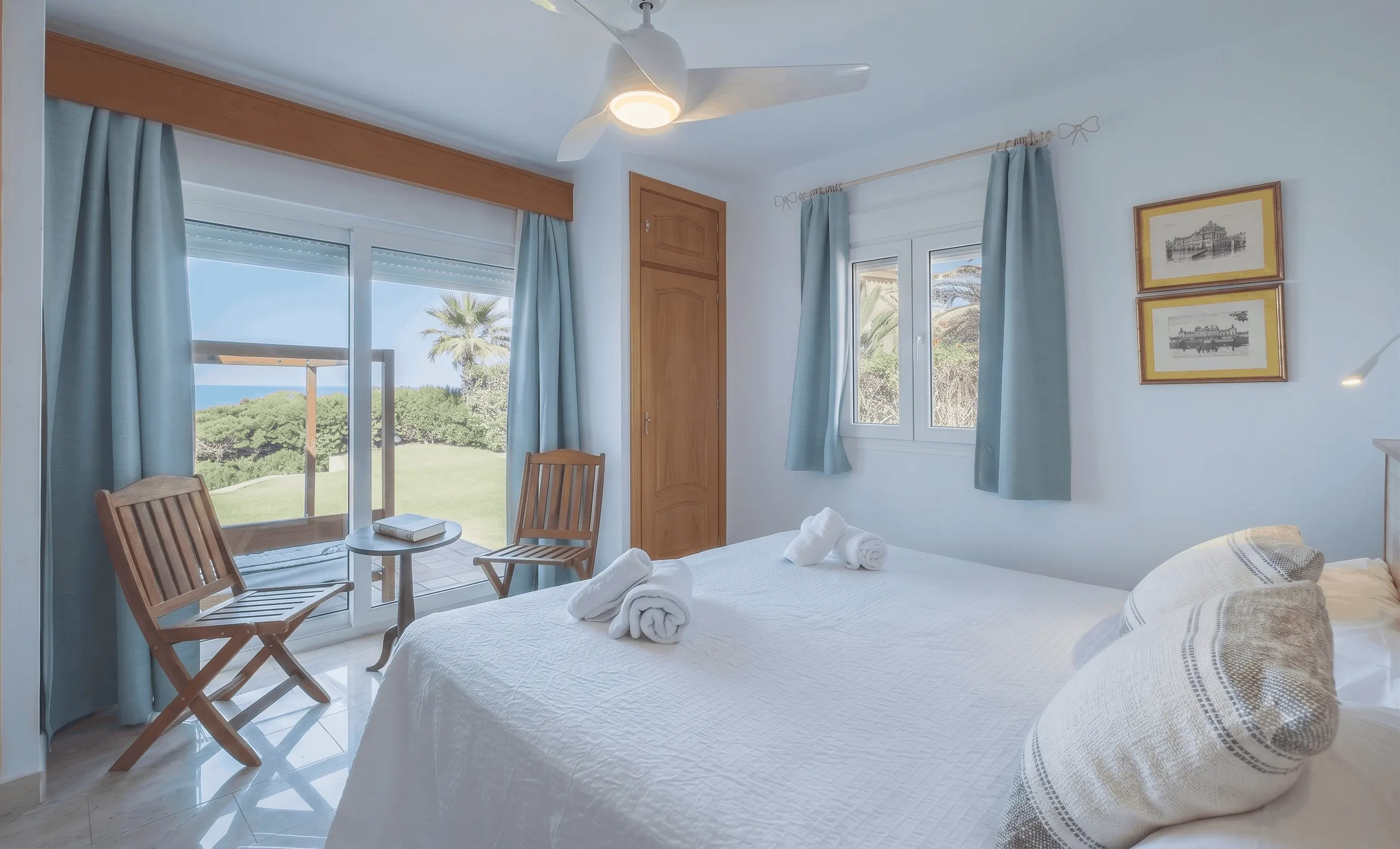 Dormitorio de Roche Beach Villa con acceso al jardín